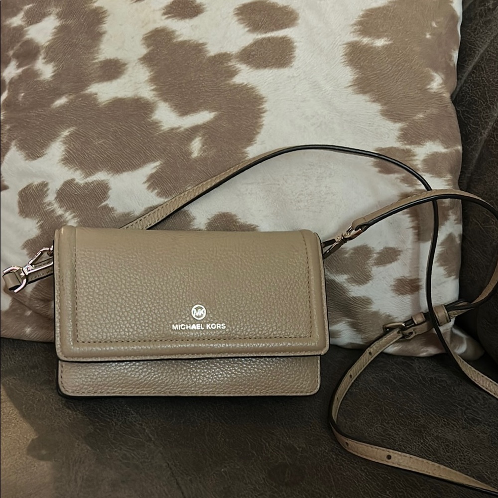 Michael Kors Jet Set Small Pebbled Leather Smartphone Convertible Crossbody Bag